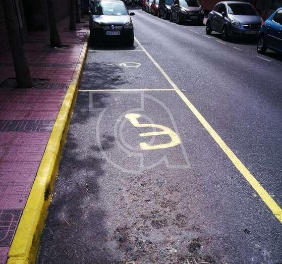 Señal marcado en el firme de la calle de Juan Negrín (Foto TA)